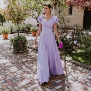 Vestido sofisticado de tejido crepé en color lavanda.