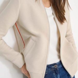 Chaqueta beige detalle naranja