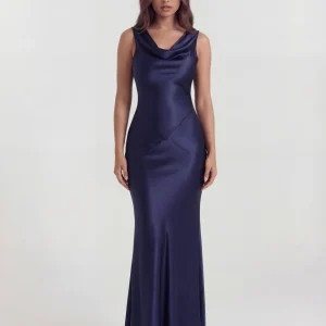 Vestido largo satinado con escote drapeado