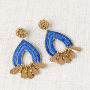 Pendiente gota bordado azul