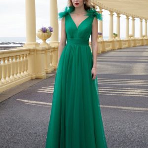 Vestido largo de invitada de tul con tirantes anchos.