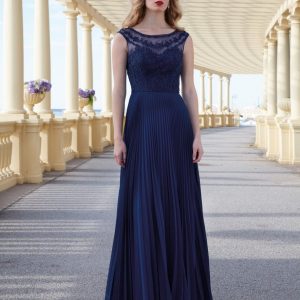 Vestido largo de invitada con cuerpo de tul bordado y gasa