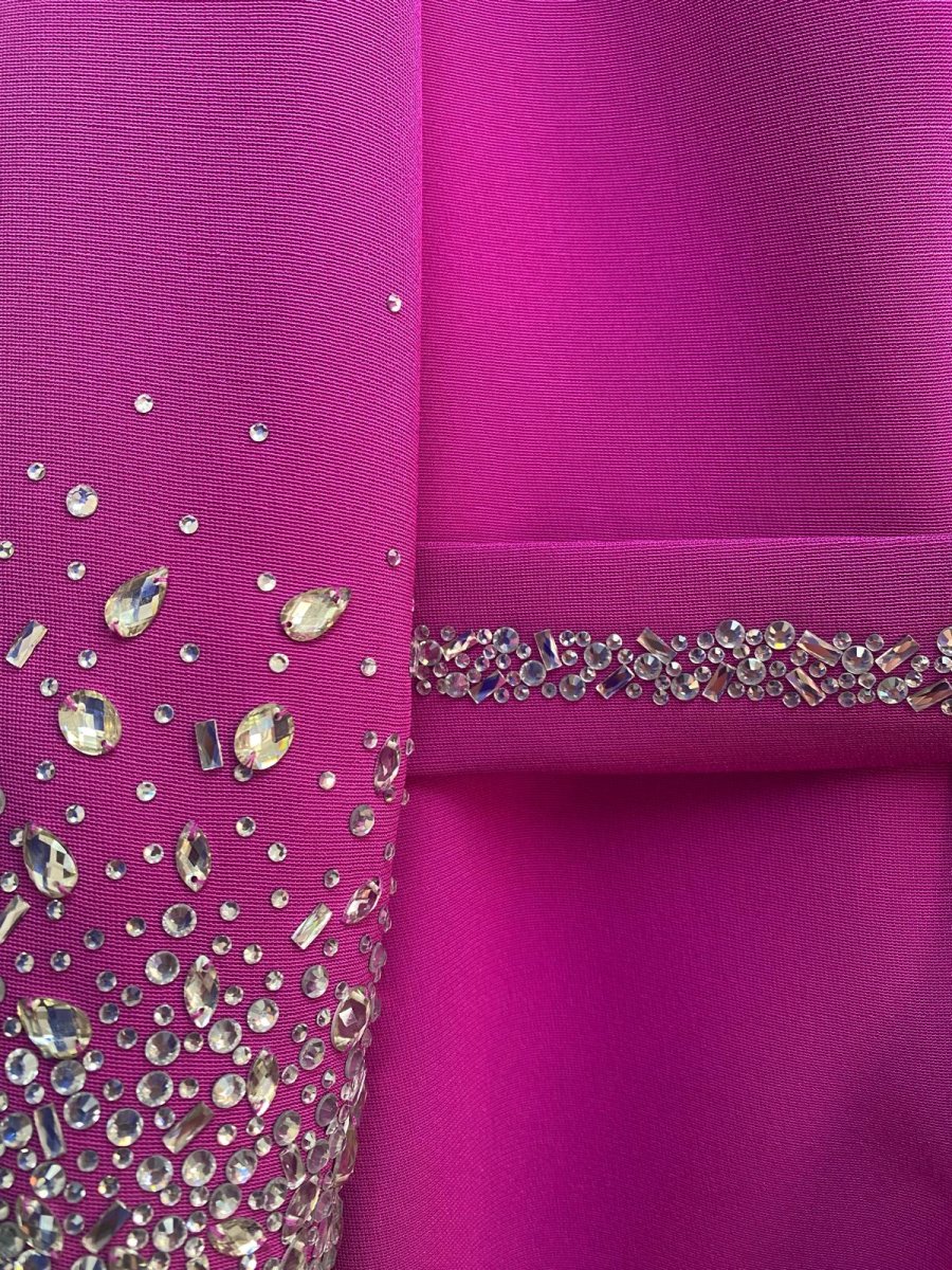 Vestido corto de ceremonia elegante con manga, color buganvilla. - Imagen 3