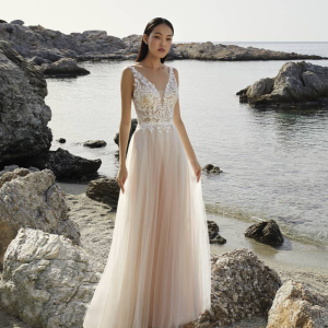Vestido de novia con cuerpo de encaje y de falda de tul.