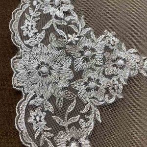 Mantilla bordada con Aplicaciones