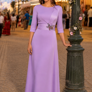 Vestido de madrina con manga francesa.