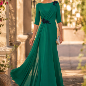Vestido largo de madrina verde con detalles en hombro y en la cintura.