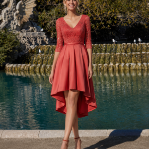 Vestido corto de fiesta asimétrico con falda de Mikado y cuerpo de encaje.