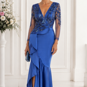 Vestido de madrina en encaje joya con falda de satén.
