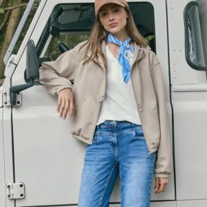 Chaqueta corta beige