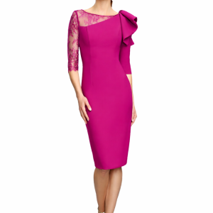 Vestido corto con encaje en chantilly en color fucsia.