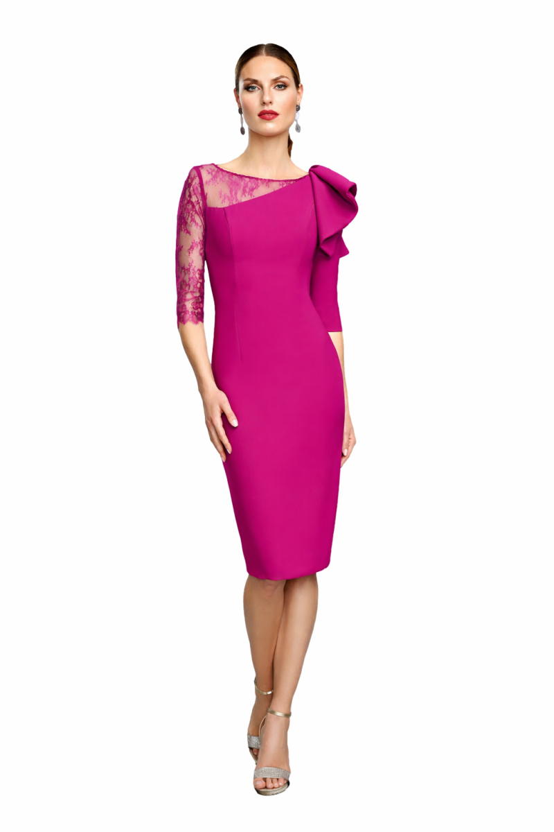 Vestido corto con encaje en chantilly en color fucsia. - Imagen 2