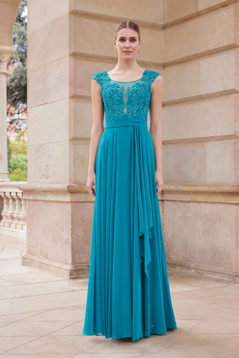 Vestido largo de invitada en tul bordado y gasa.