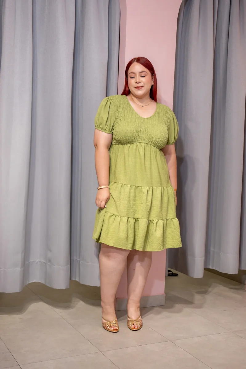 Vestido Corto Curvy Escote V Resorte Manga Abullonada Verde Olivo - Imagen 4