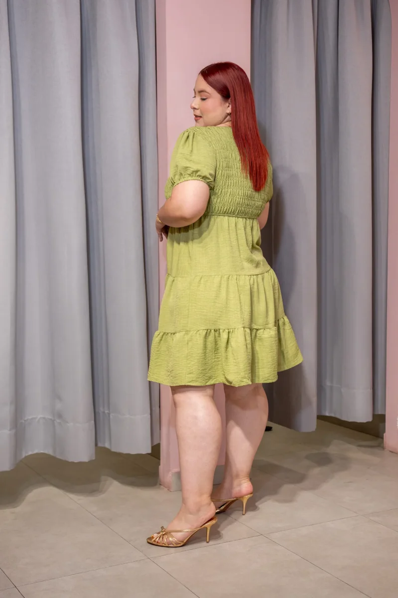Vestido Corto Curvy Escote V Resorte Manga Abullonada Verde Olivo - Imagen 5