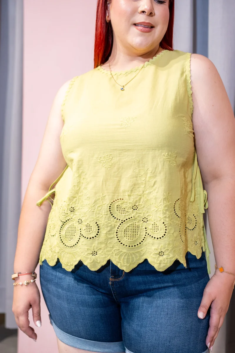 Blusa Curvy Sin Manga, Bordado Escote Redondo Verde Limon
