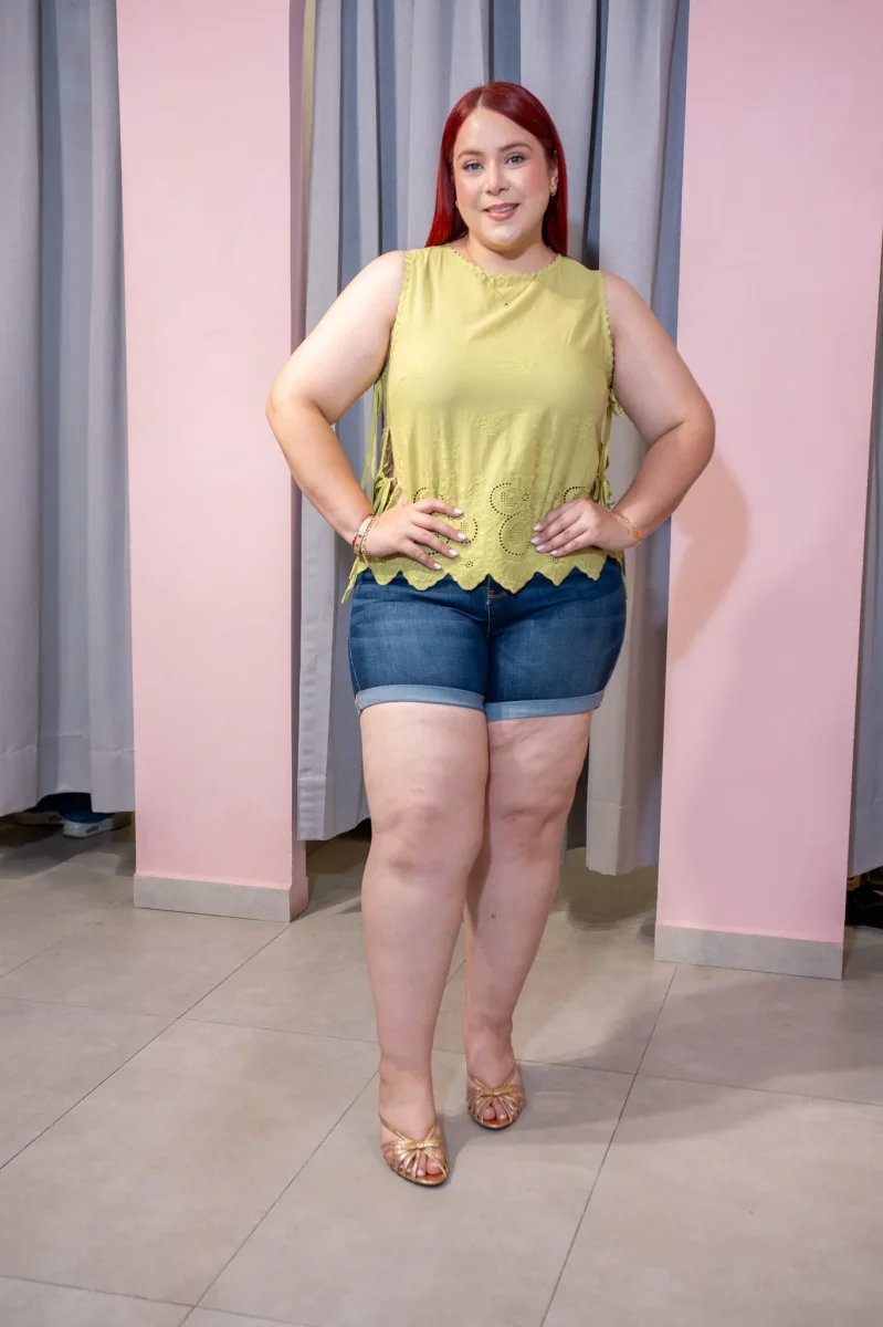 Blusa Curvy Sin Manga, Bordado Escote Redondo Verde Limon - Imagen 4
