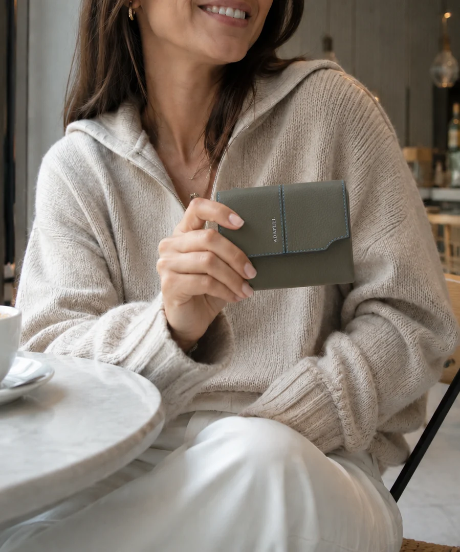 Atelier — Cartera pequeña de mujer con solapa - Imagen 6