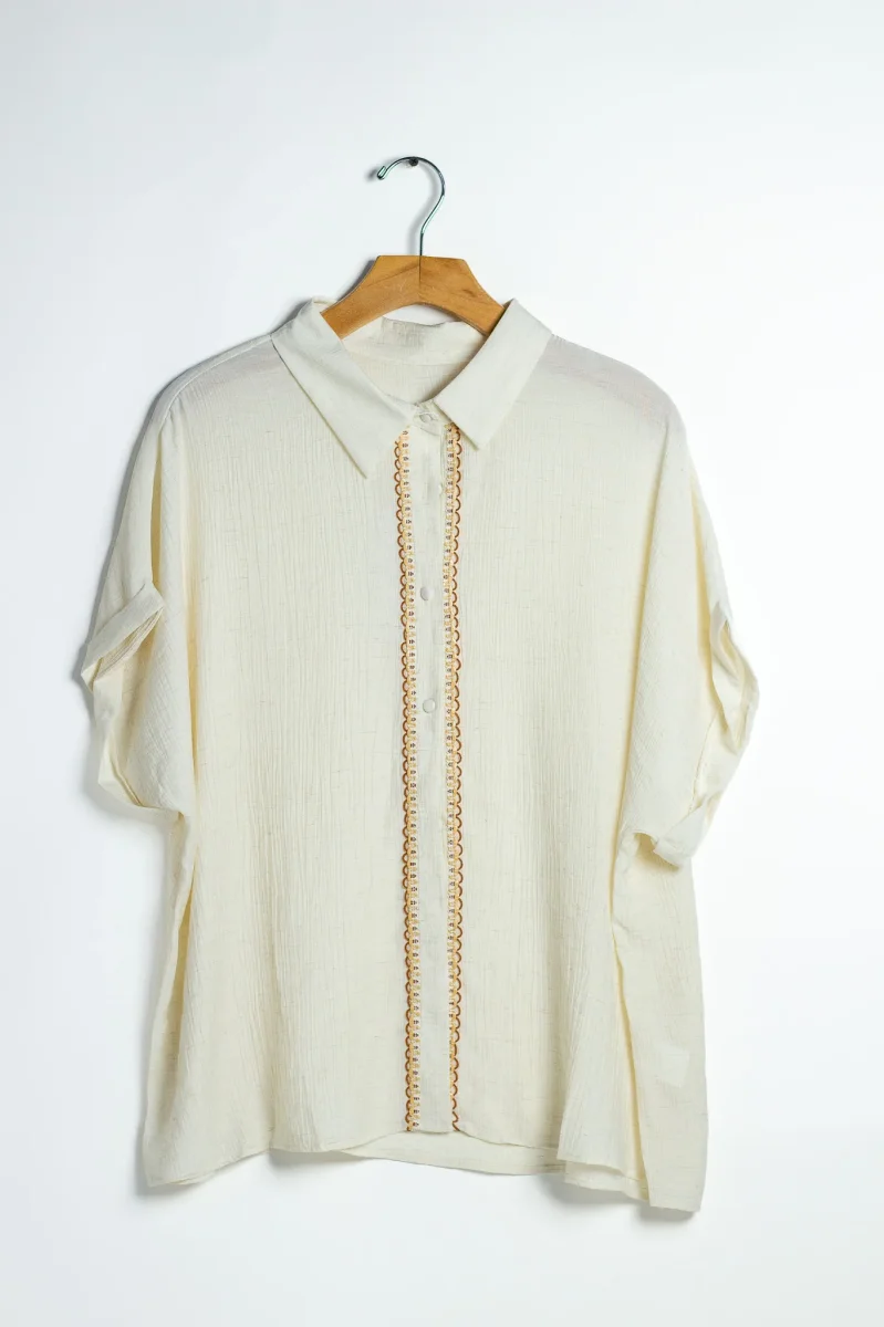 Camisa Curvy Lino Manga Corta Bordado Galon Placket Ivory - Imagen 6