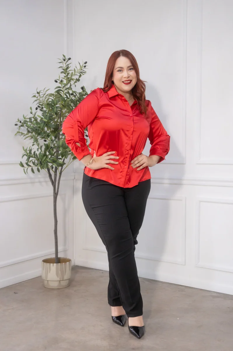 Camisa Curvy Satín Manga 3/4 Lisa Roja Brillo Sutil Statement - Imagen 4