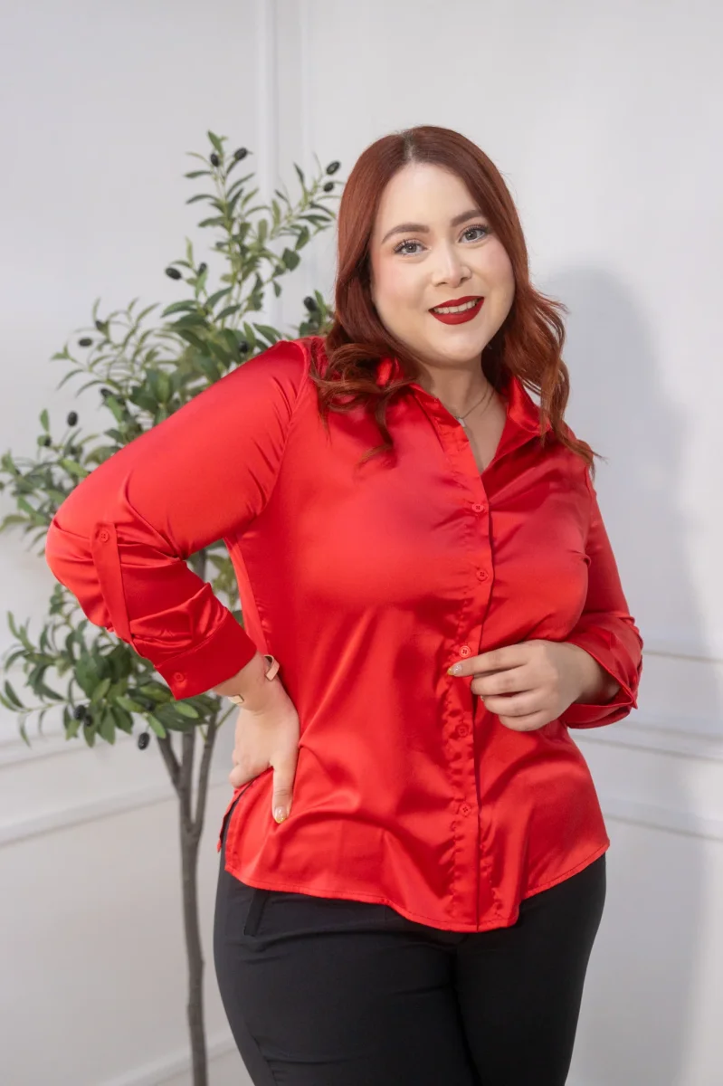 Camisa Curvy Satín Manga 3/4 Lisa Roja Brillo Sutil Statement