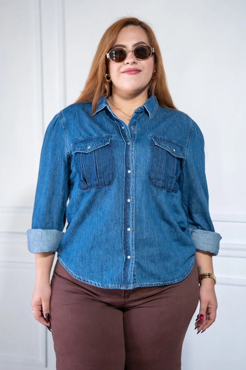 Camisa Curvy Lisa Denim con Bolsa Mezclilla Versátil Atemporal - Imagen 5