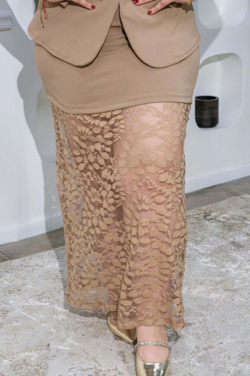 Vestido Curvy con Encaje y Chaleco Beige Look Soñado - Imagen 8
