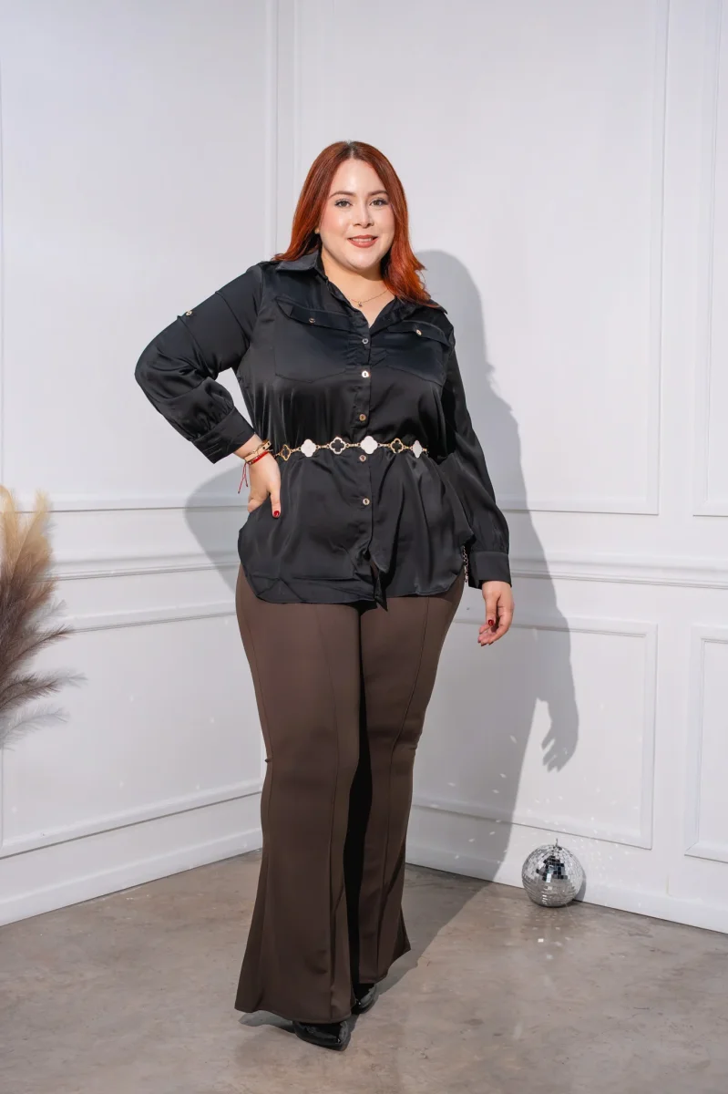 Camisa Curvy Satín con Bolsas Negras Brillo Sutil Versátil - Imagen 5