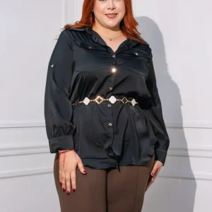 Camisa Curvy Satín con Bolsas Negras Brillo Sutil Versátil