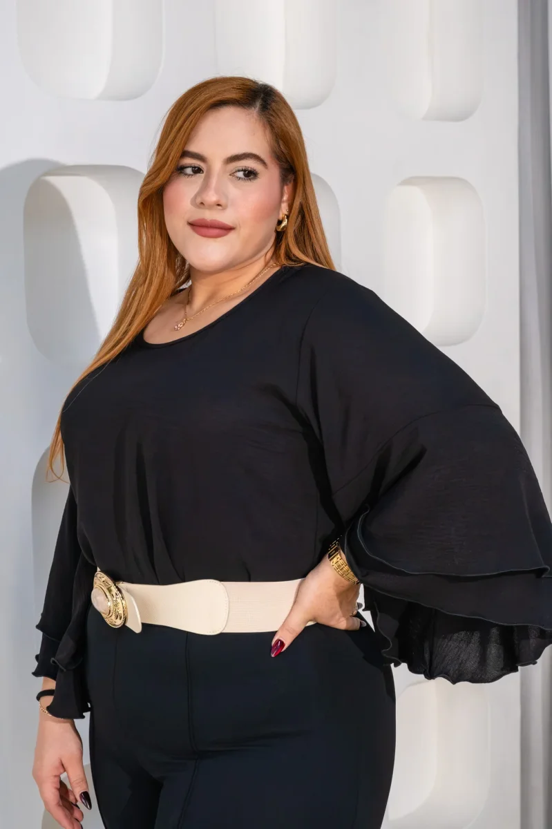 Blusa Curvy Lisa Manga Campana Negra Femenina Versátil