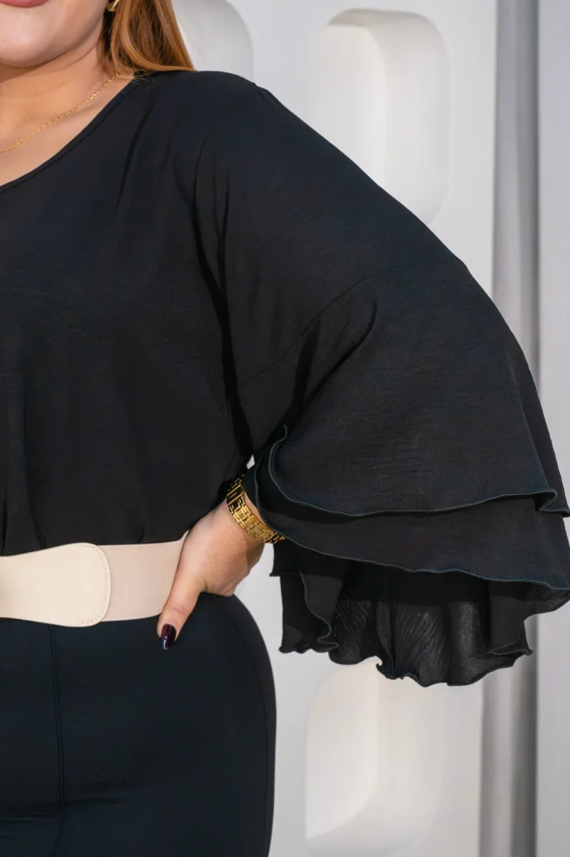 Blusa Curvy Lisa Manga Campana Negra Femenina Versátil - Imagen 8