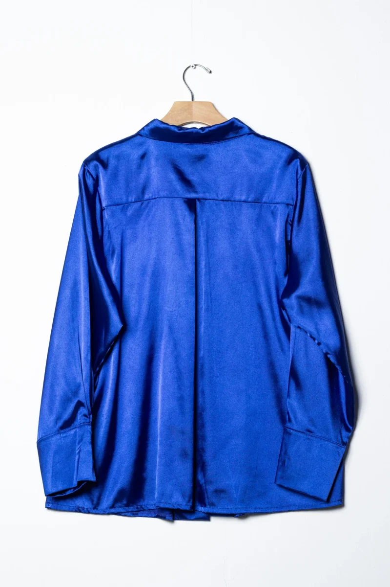 Camisa Curvy Satín Lisa Azul Brillo Sutil Elegante Versátil - Imagen 6