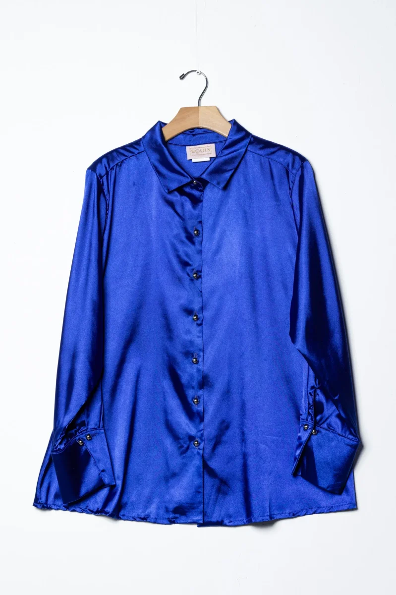 Camisa Curvy Satín Lisa Azul Brillo Sutil Elegante Versátil - Imagen 4