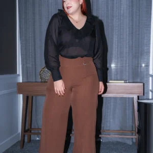 Blusa Curvy con Escarola Negra Femenina Detalle Cuello Atemporal