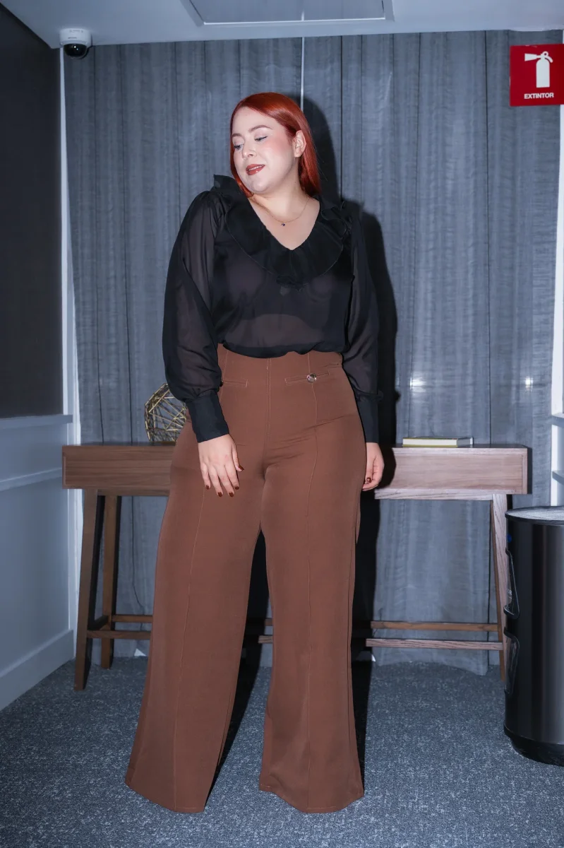 Blusa Curvy con Escarola Negra Femenina Detalle Cuello Atemporal