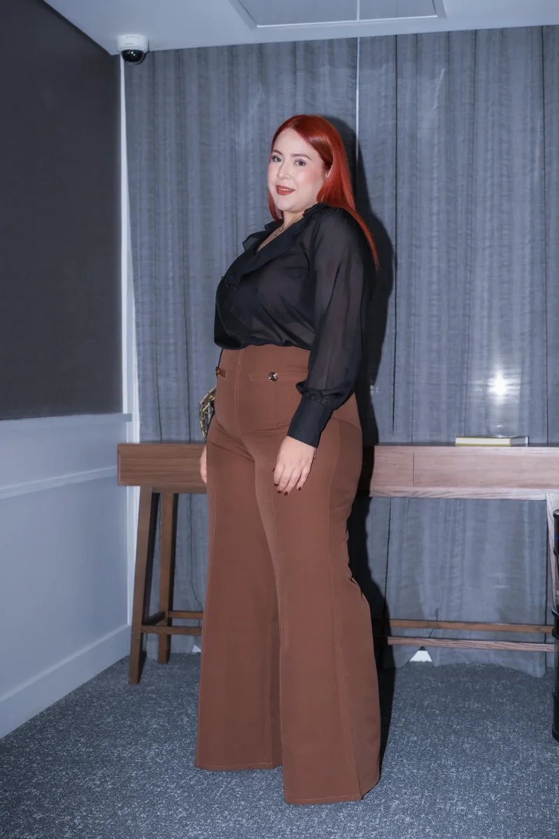 Blusa Curvy con Escarola Negra Femenina Detalle Cuello Atemporal - Imagen 5