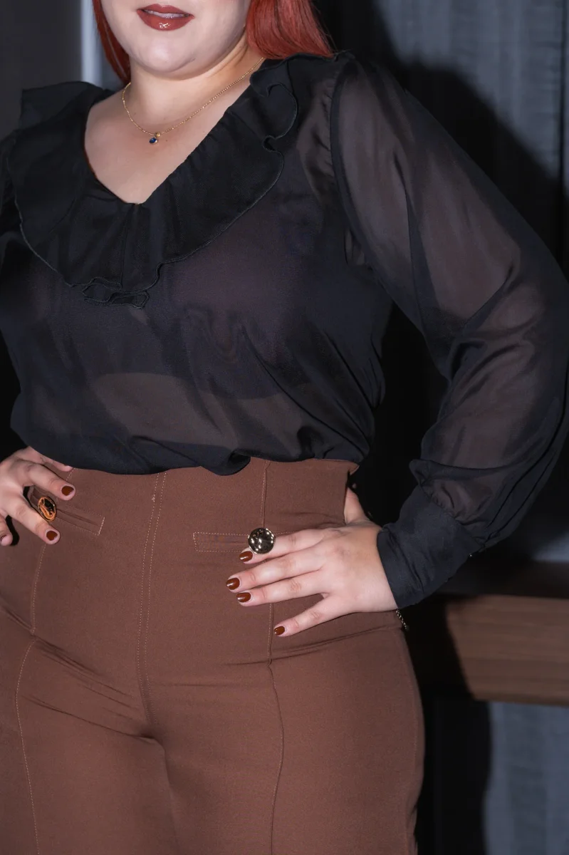 Blusa Curvy con Escarola Negra Femenina Detalle Cuello Atemporal - Imagen 3