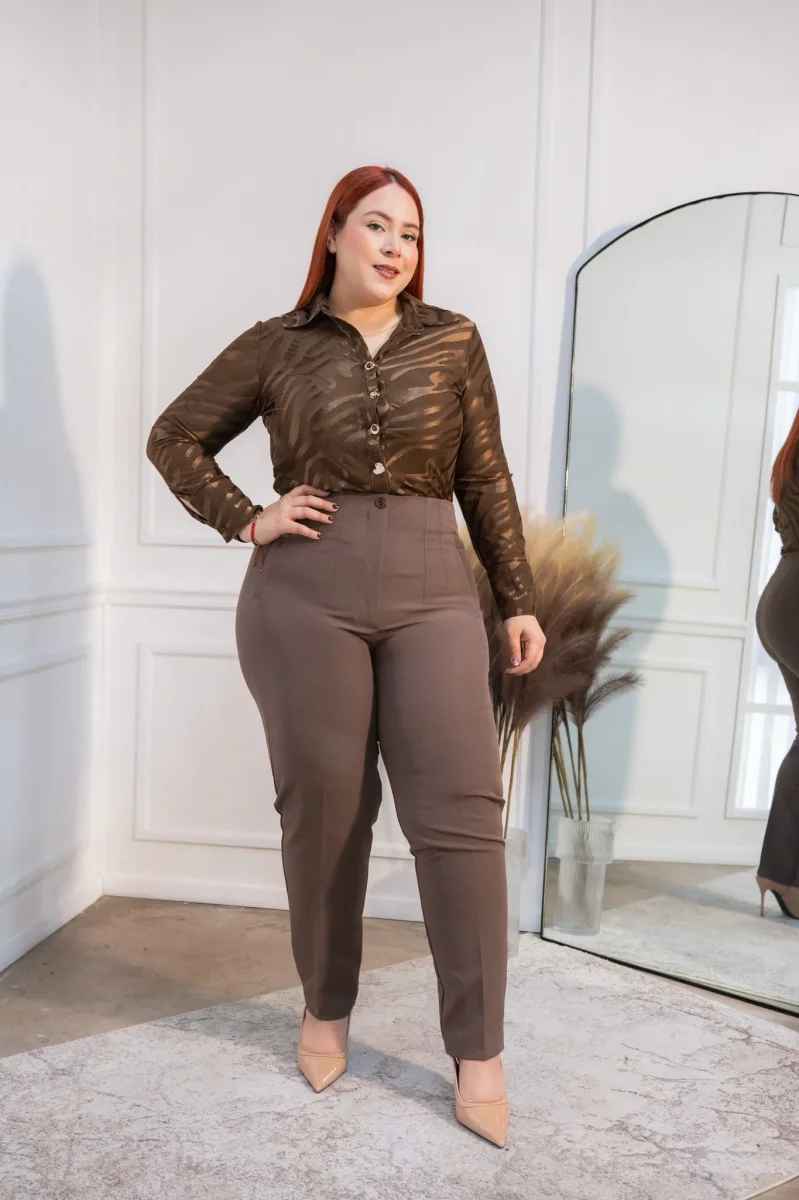 Pantalón Curvy Contemporáneo Moka Caída Fluida - Imagen 9