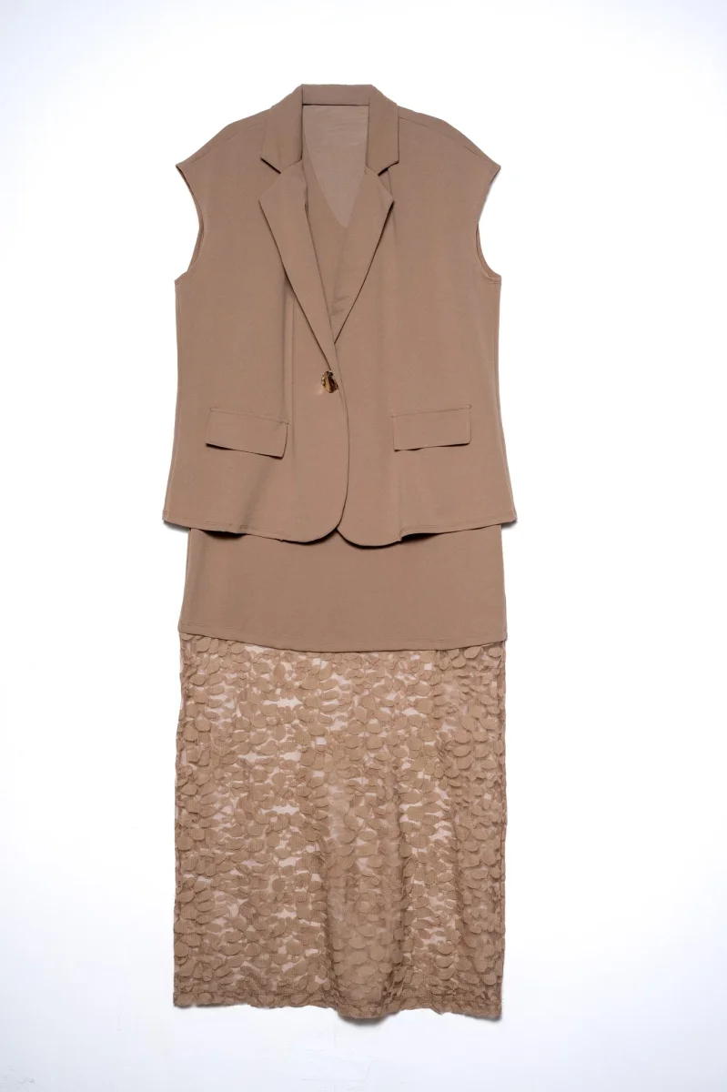 Vestido Curvy con Encaje y Chaleco Beige Look Soñado - Imagen 5