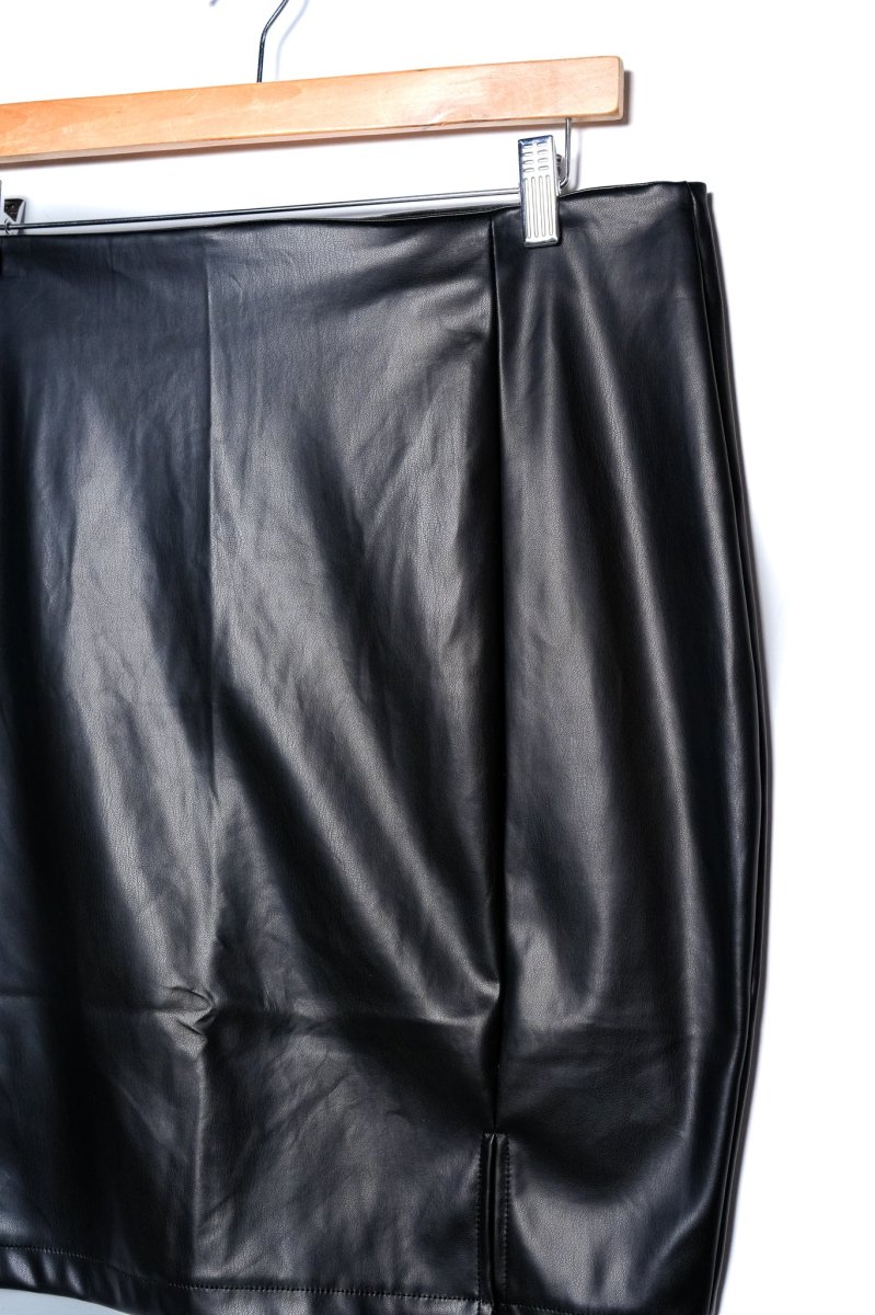 Falda Curvy Cuero Lisa Negra Edge Premium Atemporal Statement - Imagen 6