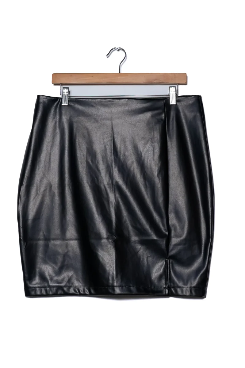 Falda Curvy Cuero Lisa Negra Edge Premium Atemporal Statement - Imagen 4