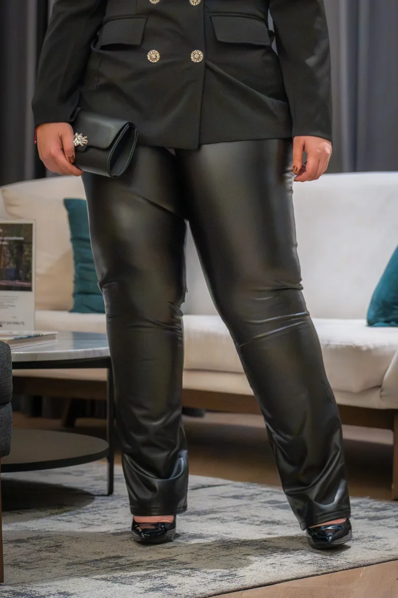 Pantalón Curvy Recto Acabado Cuero Negro Statement Noche - Imagen 9