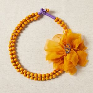 Collar flor amarillo
