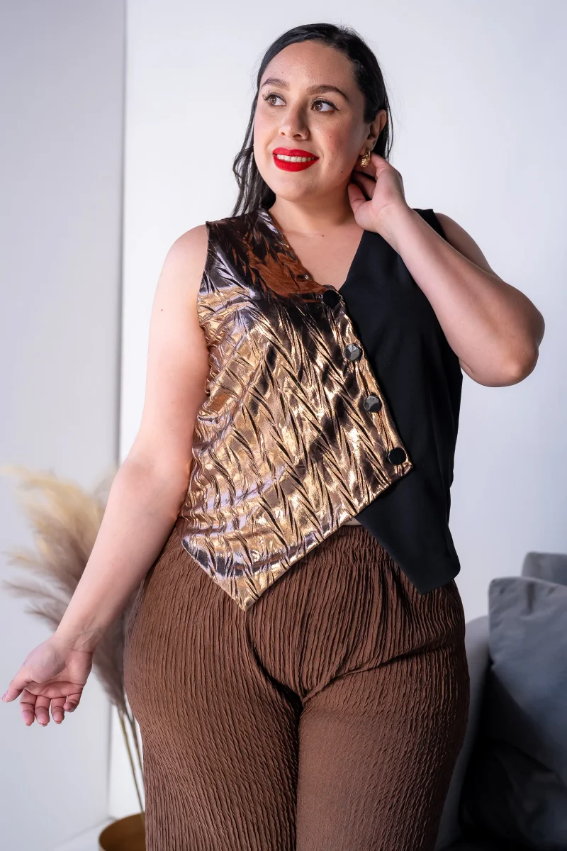 Chaleco Curvy Negro Detalle Cobre Statement Edge Layering - Imagen 5