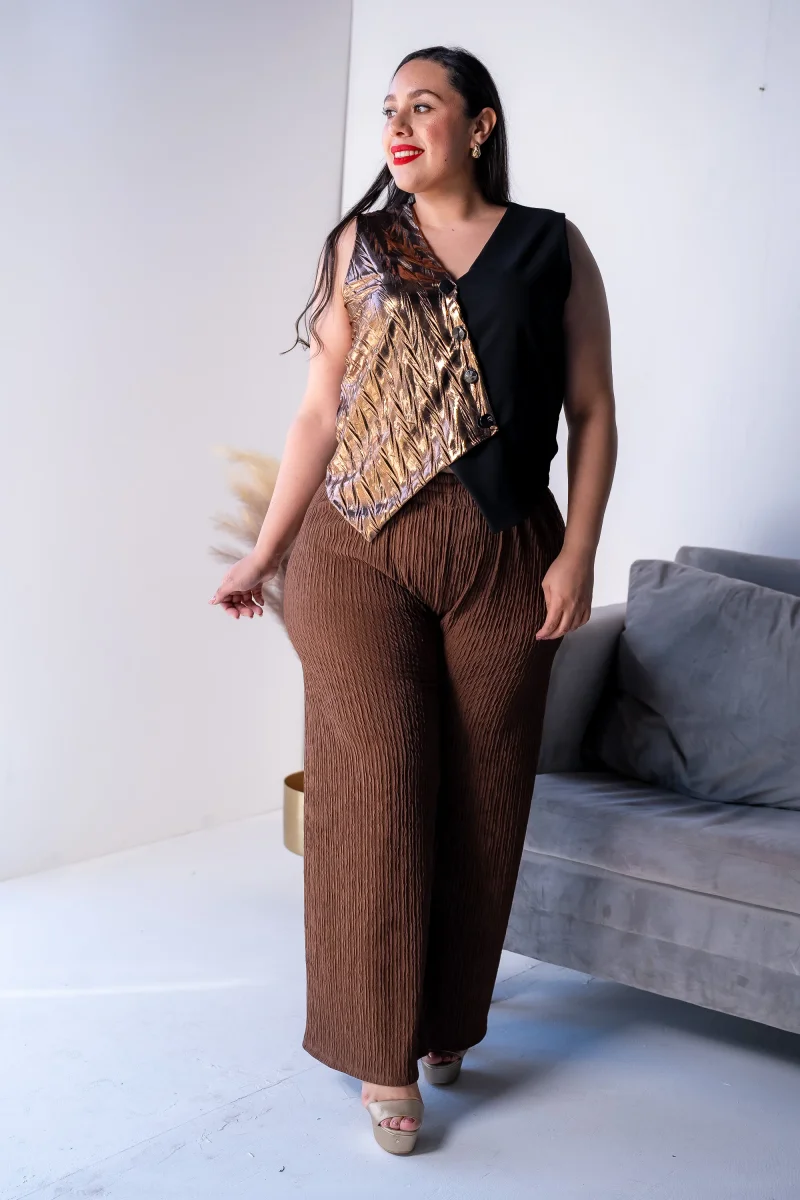 Chaleco Curvy Negro Detalle Cobre Statement Edge Layering - Imagen 6