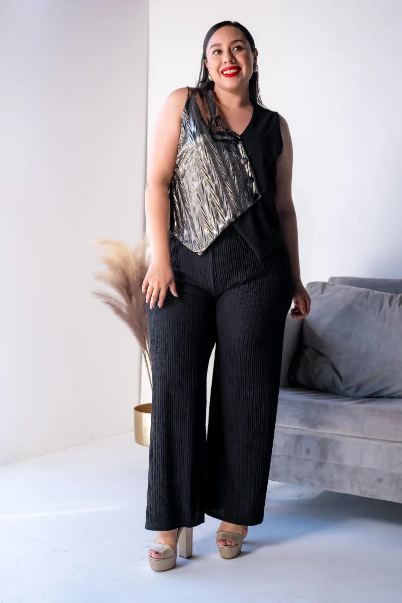 Chaleco Curvy Negro Detalle Dorado Statement Layering Versatil - Imagen 4