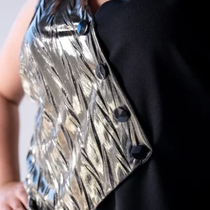 Chaleco Curvy Negro Detalle Dorado Statement Layering Versatil