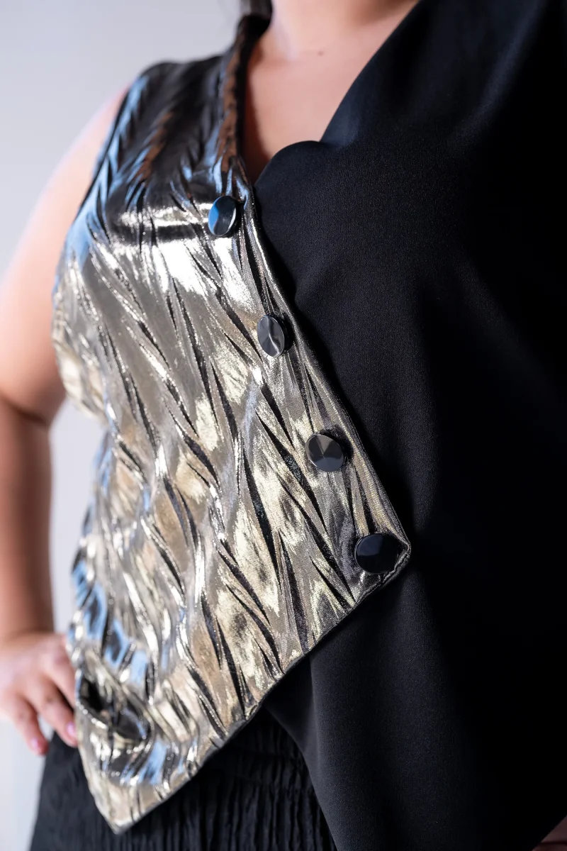 Chaleco Curvy Negro Detalle Dorado Statement Layering Versatil