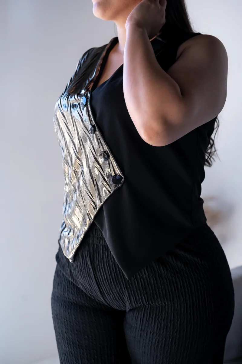 Chaleco Curvy Negro Detalle Dorado Statement Layering Versatil - Imagen 7