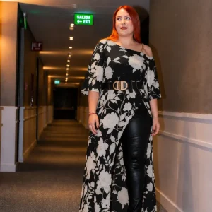 Blusón Curvy con Cadena Estampado Floral Blanco y Negro
